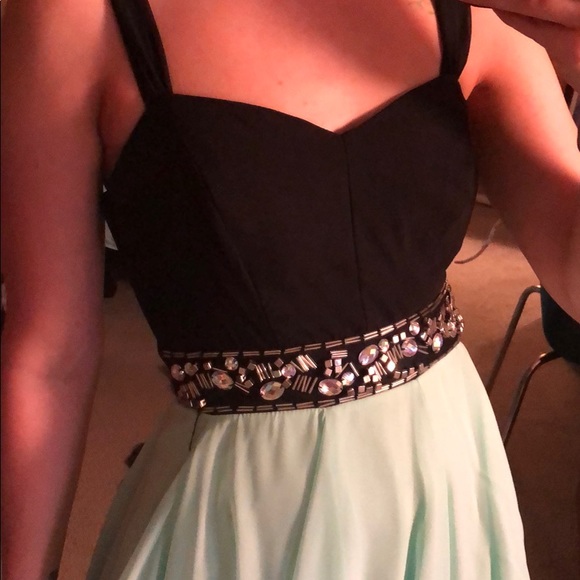 High-low flowy dress 👗 - Picture 4 of 8